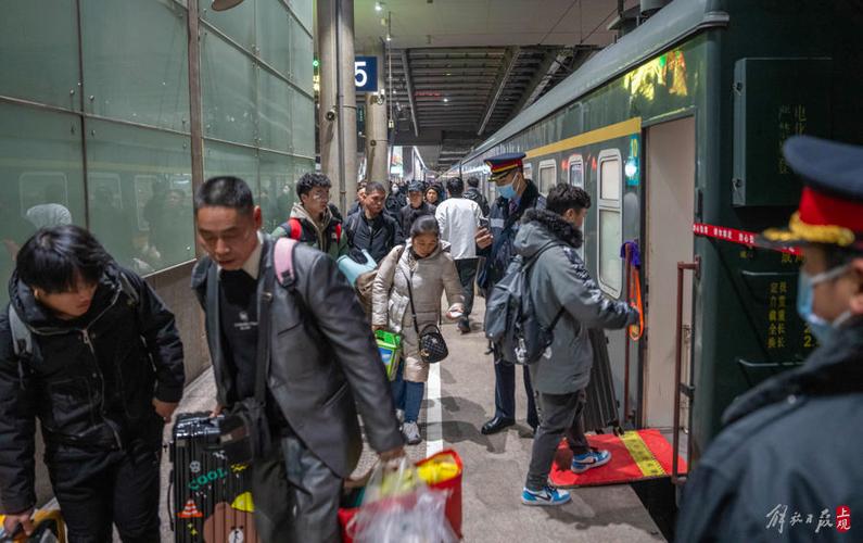 春运高峰来临：抢票、打包行李、踏上返乡路，铁路运输进入最繁忙时刻