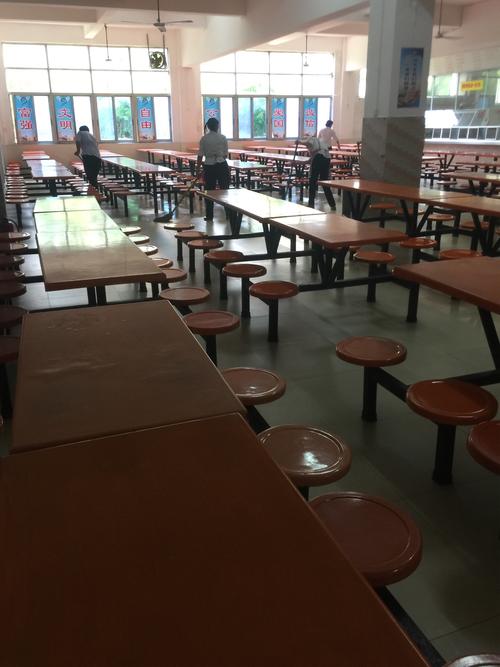 江西新余一中学食堂食品卫生问题曝光，师生关注
