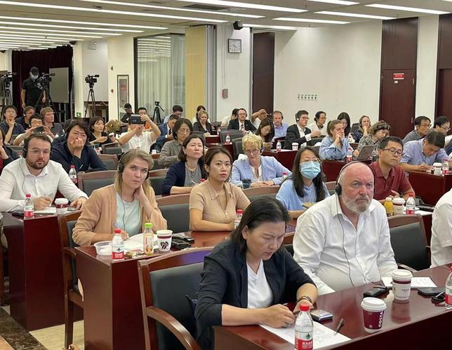 中国记协举办新闻茶座：深度解读中国宏观经济发展新动向
