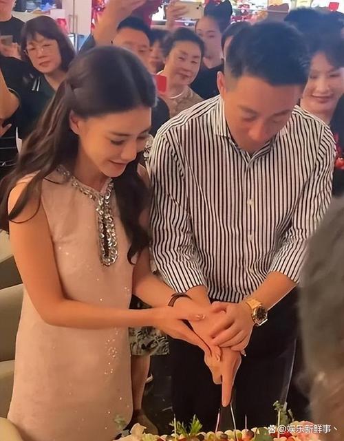 汪小菲与妻子街头激烈争执，网友热议