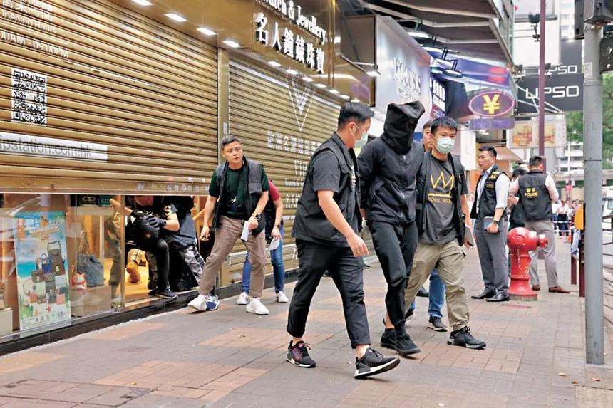 香港尖沙咀警署发生抢枪事件，疑犯身份曝光