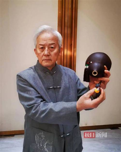 退休大爷转行短剧反派，日收入突破