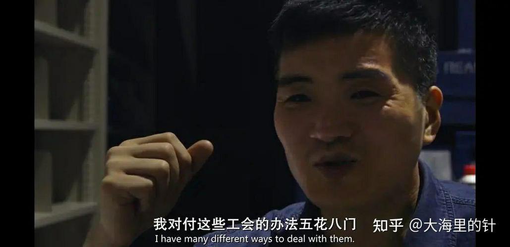 中学食堂员工踩食材恶行曝光 校长被免职