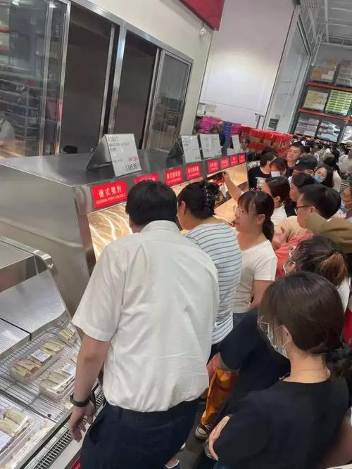 苏州Costco大促排队热潮，顾客可省！