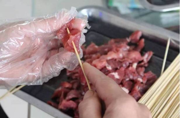 江西新余学校食堂员工脚踩食材事件，卫生安全问题再成焦点