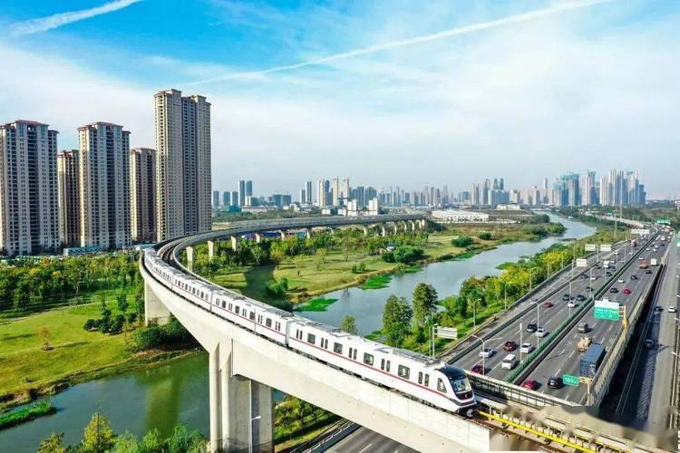 去年我国城市轨道交通客运量大幅增长；智能化与绿色出行引领行业发展趋势