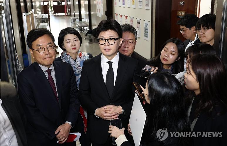 尹锡悦主动走出官邸，宣布将接受调查